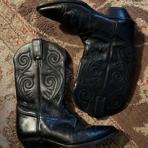 Woman’s vintage Tony Lamas